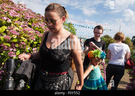 **HINWEIS: KIND IN SHOT Glanusk Park in der Nähe von Brecon, Wales, 22. August 2015. Der zweite Tag des Green man Musikfestivals in den Brecon Beacons Mountains in Wales. Die Menschenmassen erlebten 24 °C Hitze und riesige Regenfälle. Im Bild: CHARLOTTE CHURCH, die ihre Stiefel in die ummauerte Gartenbühne trägt. Quelle: Rob Watkins/Alamy Live News Team Stockfoto