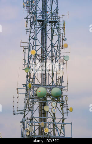 TV und Radio Mast auf dem Weg an die Spitze des Hügels Wrekin in Telford, Shropshire UK Stockfoto