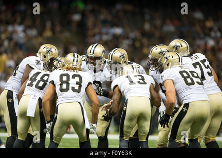 22. August 2015 - anzugehen New Orleans Saints offensiv Andrus Torf (75) in der Huddle während des Spiels zwischen den New England Patriots und den New Orleans Saints im Mercedes-Benz Superdome in New Orleans, Louisiana Stephen Lew/CSM Stockfoto
