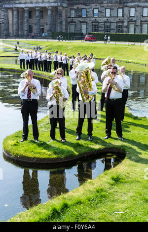 Edinburgh, UK. 23. August 2015. 12 schottische Brass Bands führen die gleichen Musikstücke gleichzeitig an verschiedenen Orten entlang er Water of Leith. Im Bild Whitburn Band durchführen bei der schottischen Galerie der modernen Kunst Credit: Richard Dyson/Alamy Live News Stockfoto