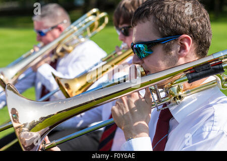 Edinburgh, UK. 23. August 2015. 12 schottische Brass Bands führen die gleichen Musikstücke gleichzeitig an verschiedenen Orten entlang er Water of Leith. Im Bild Whitburn Band durchführen bei der schottischen Galerie der modernen Kunst Credit: Richard Dyson/Alamy Live News Stockfoto