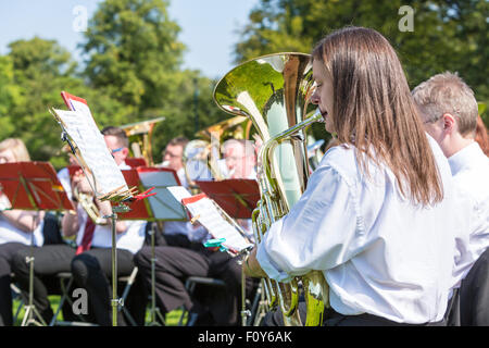 Edinburgh, UK. 23. August 2015. 12 schottische Brass Bands führen die gleichen Musikstücke gleichzeitig an verschiedenen Orten entlang er Water of Leith. Im Bild Whitburn Band durchführen bei der schottischen Galerie der modernen Kunst Credit: Richard Dyson/Alamy Live News Stockfoto