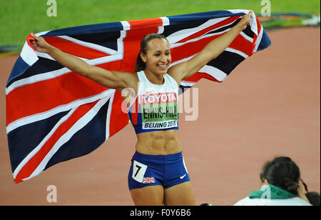 Peking, China. 23. August 2015. Jessica Ennis-Hill von Großbritannien stellt mit der britischen Flagge nach dem Gewinn der Frauen Siebenkampf tagsüber 2 der IAAF Weltmeisterschaften 2015 im National Stadium am 23. August 2015 in Peking, China.  Bildnachweis: Roger Sedres/Gallo Images/Alamy Live News Stockfoto