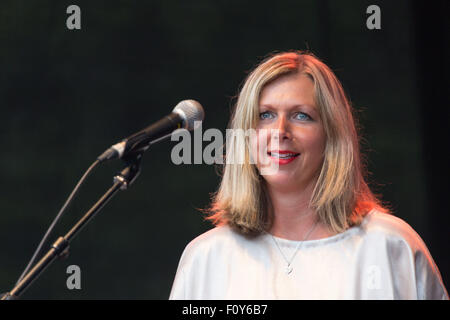 Glanusk Park bei Brecon, Wales, 22. August 2015. Der zweite Tag des Green man Musikfestivals in den Brecon Beacons Mountains in Wales. Die Menschenmassen erlebten 24 °C Hitze und riesige Regenfälle. Im Bild: JANE WEAVER auf der ummauerten Gartenbühne. Quelle: Rob Watkins/Alamy Live News Team. INFO: Jane Weaver ist eine britische Singer-Songwriterin, die für ihre eklektische Mischung aus Psychedelia, Folk und elektronischer Musik bekannt ist. Mit hochgelobten Alben wie The Silver Globe und Modern Kosmology hat sie sich als einzigartige und einflussreiche Stimme in der zeitgenössischen Musik etabliert. Stockfoto