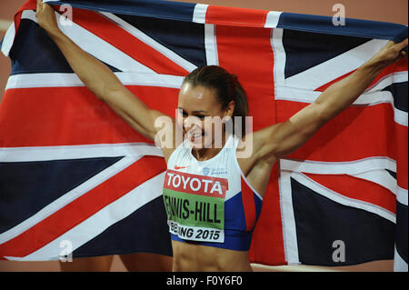 Peking, China. 23. August 2015. Jessica Ennis-Hill von Großbritannien stellt mit der britischen Flagge nach dem Gewinn der Frauen Siebenkampf tagsüber 2 der IAAF Weltmeisterschaften 2015 im National Stadium am 23. August 2015 in Peking, China.  Bildnachweis: Roger Sedres/Gallo Images/Alamy Live News Stockfoto