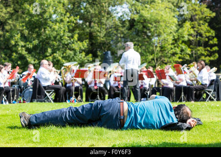 Edinburgh, UK. 23. August 2015. 12 schottische Brass Bands führen die gleichen Musikstücke gleichzeitig an verschiedenen Orten entlang er Water of Leith. Im Bild Whitburn Band durchführen bei der schottischen Galerie der modernen Kunst Credit: Richard Dyson/Alamy Live News Stockfoto