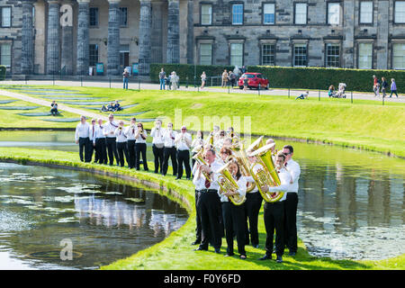 Edinburgh, UK. 23. August 2015. 12 schottische Brass Bands führen die gleichen Musikstücke gleichzeitig an verschiedenen Orten entlang er Water of Leith. Im Bild Whitburn Band durchführen bei der schottischen Galerie der modernen Kunst Credit: Richard Dyson/Alamy Live News Stockfoto