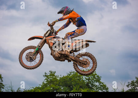 Motorradfahrer üben auf einer Motocross Strecke in Shifnal uk Stockfoto