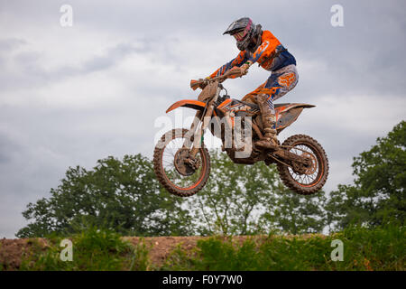 Motorradfahrer üben auf einer Motocross Strecke in Shifnal uk Stockfoto