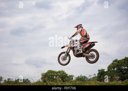 Motorradfahrer üben auf einer Motocross Strecke in Shifnal uk Stockfoto