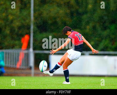 Dublin, Irland. 23. August 2015. Frauen Sevens Series Qualifikation 2015. Hong Kong und China Pak Yan Poon (Hong Kong) fällt in den nassen Bedingungen. Bildnachweis: Aktion Plus Sport/Alamy Live-Nachrichten Stockfoto