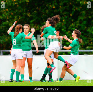 Dublin, Irland. 23. August 2015. Frauen Sevens Series Qualifikation 2015. Irland gegen Südafrika. Irland feiern den Sieg. Bildnachweis: Aktion Plus Sport/Alamy Live-Nachrichten Stockfoto