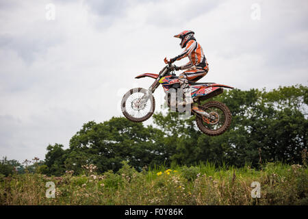 Motorradfahrer üben auf einer Motocross Strecke in Shifnal uk Stockfoto