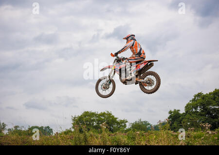 Motorradfahrer üben auf einer Motocross Strecke in Shifnal uk Stockfoto