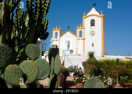 Praia da Luz Kirche Nossa Senhora da Luz Our Lady of Light mit Kaktus Pflanze im Vordergrund Algarve Portugal Stockfoto