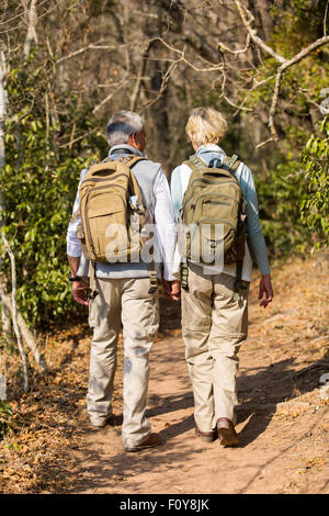 liebevolle Mitte Alter paar Wandern im Wald Stockfoto