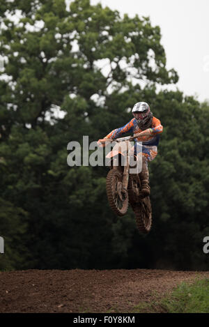 Motorradfahrer, die immer etwas Luft während des Übens auf einer Motocross verfolgen J4M54 im Shifnal Königreich Stockfoto