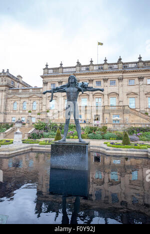 Die aufwendige Garten Anzeige Harewood House in Yorkshire, die mit "Orpheus" von Astrid Zydower in den zentralen Brunnen. Stockfoto