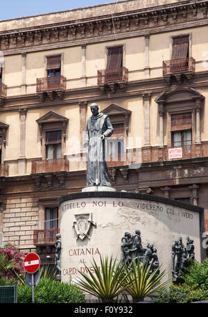 Denkmal der selige Kardinal Giuseppe Benedetto Dusmet in Catania, Sizilien, Italien Stockfoto