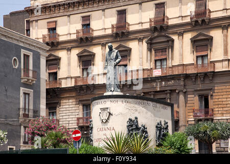 Denkmal der selige Kardinal Giuseppe Benedetto Dusmet in Catania, Sizilien, Italien Stockfoto