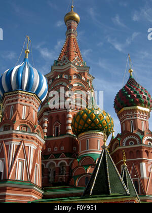 Details des Basilius (Pokrowski) tops Kathedrale in Moskau, am blauen Himmel. Stockfoto