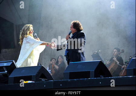 Al Bano und Romina Power führen während ihrer Berlin-Konzert auf der Waldbühne am 21. August 2015 Stockfoto