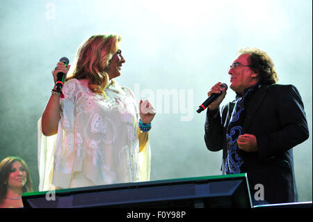 Al Bano und Romina Power führen während ihrer Berlin-Konzert auf der Waldbühne am 21. August 2015 Stockfoto