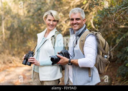 aktive älteres Paar im Wald in die Kamera schaut Stockfoto