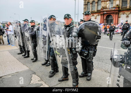 Belfast, Nordirland. 23 Aug 2015 - PSNI in Kampfausrüstung und Abdeckungen bewegen sich in der Republikanischen Netzwerk für Einheit Verfechter von loyalistischen Demonstranten zu trennen während einer Gedenkfeier für United Ire Henry Joy McCracken Credit: Stephen Barnes/Alamy leben Nachrichten Stockfoto