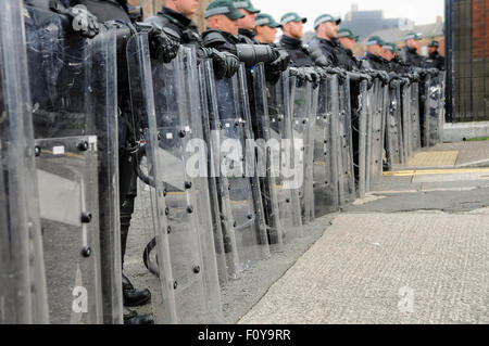 Belfast, Nordirland. 23 Aug 2015 - PSNI in Kampfausrüstung und Abdeckungen bewegen sich in der Republikanischen Netzwerk für Einheit Verfechter von loyalistischen Demonstranten zu trennen während einer Gedenkfeier für United Ire Henry Joy McCracken Credit: Stephen Barnes/Alamy leben Nachrichten Stockfoto