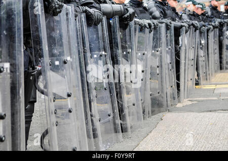 Belfast, Nordirland. 23 Aug 2015 - PSNI in Kampfausrüstung und Abdeckungen bewegen sich in der Republikanischen Netzwerk für Einheit Verfechter von loyalistischen Demonstranten zu trennen während einer Gedenkfeier für United Ire Henry Joy McCracken Credit: Stephen Barnes/Alamy Nachrichten Stockfoto