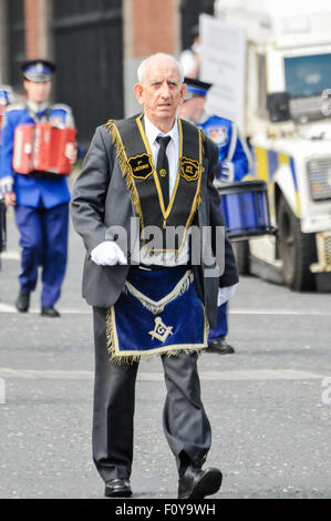 Belfast, Nordirland. 23. August 2015 - nimmt ein älterer Mann trägt eine schwarze Schärpe und ein Freimaurer Schürze an einer Royal Black Preceptory-Parade Teil. Bildnachweis: Stephen Barnes/Alamy Live-Nachrichten Stockfoto