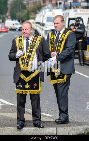 Belfast, Nordirland. 23. August 2015 - zwei Männer in schwarzen Schärpen und Freimaurer Schürzen Uhr als Belfast Ortsteil der Royal Black Preceptory, einer der treuen Aufträge in Nordirland, hält eine Parade. Bildnachweis: Stephen Barnes/Alamy Live-Nachrichten Stockfoto