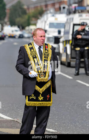 Belfast, Nordirland. 23. August 2015 - hält ein Mann trägt eine schwarze Schärpe und Freimaurer Schürze Uhren als Belfast Ortsteil der Royal Black Preceptory, einer der treuen Aufträge in Nordirland, eine Parade. Bildnachweis: Stephen Barnes/Alamy Live-Nachrichten Stockfoto