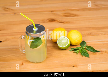 Limonade mit zwei Zitronen, Limette und Minze, Holz Hintergrund Stockfoto