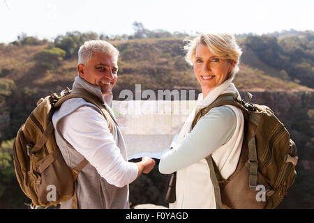 mittleren Alter Brautpaar mit Karte im Rückblick Stockfoto