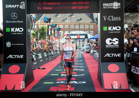 Kopenhagen, Dänemark, 23. August 2015. Belgischer Triathlet Sofie Goos übergeben die Finbishing Linie in KMD Ironman Kopenhagen als Nr. 2 mit der Zeit 09:03:07 H. Credit: OJPHOTOS/Alamy Live News Stockfoto