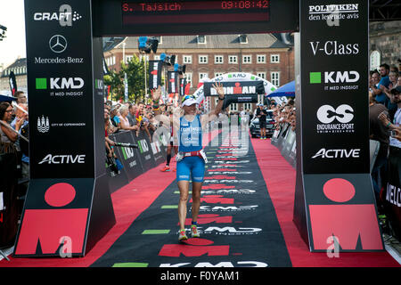 Kopenhagen, Dänemark, 23. August 2015. Deutsche Triathletin Sonja Tajsich übergibt die Finbishing Linie in KMD Ironman Kopenhagen als Nr. 3 mit der Zeit 09:08:43 H. Credit: OJPHOTOS/Alamy Live News Stockfoto