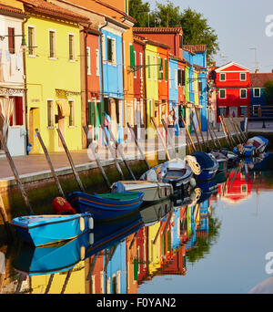 Lebendigen Farben der Terrasse Canalside Häuser im Morgengrauen Burano venezianischen Lagune Veneto Italien Europa Stockfoto