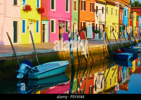 Lebendigen Farben der Terrasse Canalside Häuser im Morgengrauen Burano venezianischen Lagune Veneto Italien Europa Stockfoto