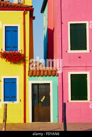 Eingang zwischen zwei bunte Häuser Burano Lagune von Venedig Veneto taly Europa Stockfoto