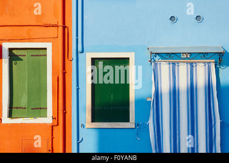 Gestreifte Vorhang Rohre und Fensterläden Burano venezianischen Lagune Veneto Italien Europa Stockfoto