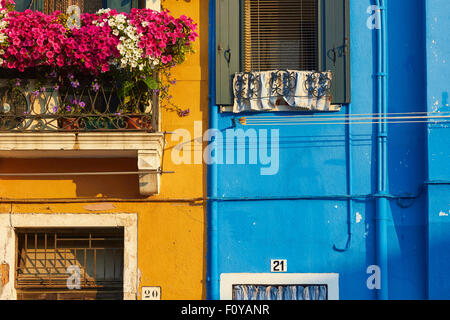 Orange und blau lackiert benachbarten Häuser Burano venezianischen Lagune Veneto Italien Europa Stockfoto