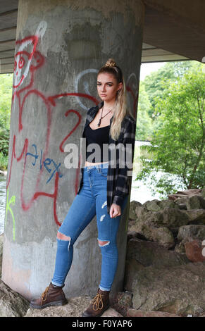 Harte launisch Teenager-Mädchen in innerstädtischer Lage tragen eine Septum in ihre Nase. Stockfoto