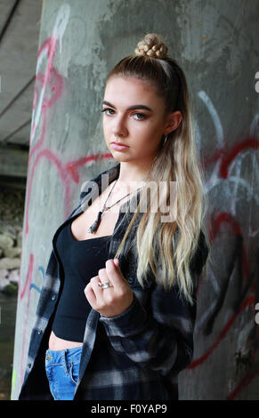 Harte launisch Teenager-Mädchen in innerstädtischer Lage tragen eine Septum in ihre Nase. Stockfoto