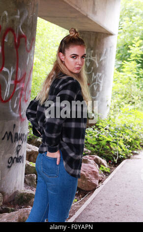 Harte launisch Teenager-Mädchen in innerstädtischer Lage tragen eine Septum in ihre Nase. Stockfoto