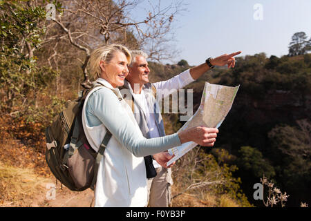 Senior paar oben auf dem Berg Wandern Stockfoto