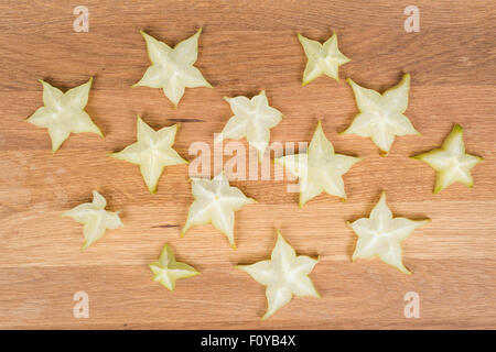 Karambole - Sternfrüchte auf eine Holzoberfläche Stockfoto