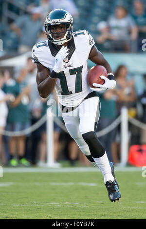 Philadelphia, Pennsylvania, USA. 22. August 2015. Philadelphia Eagles Wide Receiver Nelson Agholor (17) in Aktion während der Warm-ups vor dem NFL Preseason-Spiel zwischen den Baltimore Ravens und die Philadelphia Eagles am Lincoln Financial Field in Philadelphia, Pennsylvania. Die Philadelphia Eagles gewann 40-17. Bildnachweis: Cal Sport Media/Alamy Live-Nachrichten Stockfoto