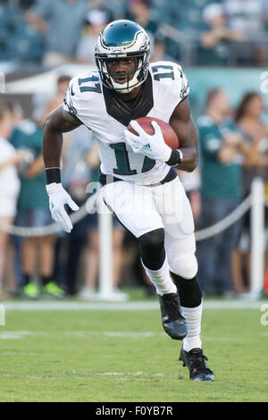 Philadelphia, Pennsylvania, USA. 22. August 2015. Philadelphia Eagles Wide Receiver Nelson Agholor (17) in Aktion während der Warm-ups vor dem NFL Preseason-Spiel zwischen den Baltimore Ravens und die Philadelphia Eagles am Lincoln Financial Field in Philadelphia, Pennsylvania. Die Philadelphia Eagles gewann 40-17. Bildnachweis: Cal Sport Media/Alamy Live-Nachrichten Stockfoto